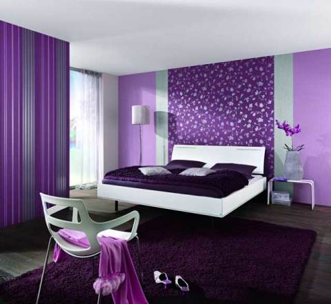 Behang en ontwerp van het appartement in felle kleuren