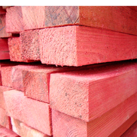 Mudah mengenal pasti kayu yang diproses mengikut warna merah jambu atau hijau.