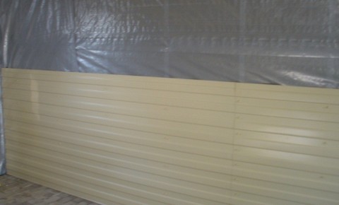 Finir l'entrepôt avec des panneaux en PVC
