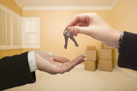 Transfer of the apartment to the interest holder