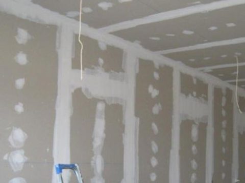 Preparando paredes para aplicação de massa de vidraceiro.