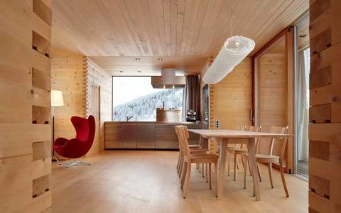 Príklad interiéru vyrobeného z prírodného dreva a podšívky