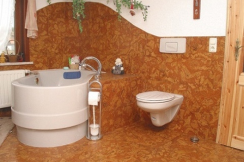 Material de suro a l’interior del bany