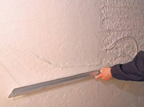Dempul dinding yang tidak rata memerlukan penggunaan spatula dengan kanvas yang lebih luas.