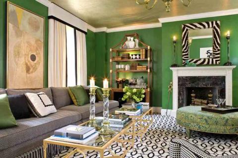 Papier peint vert à l'intérieur du salon