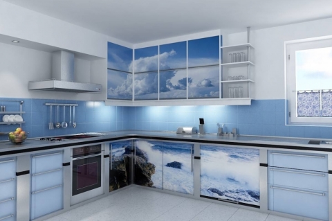 Modrý tón v kuchyni dodá pokoj
