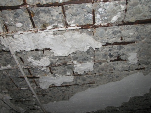 Korrosion av stålarmering provoserar förstörelsen av det skyddande betonglagret