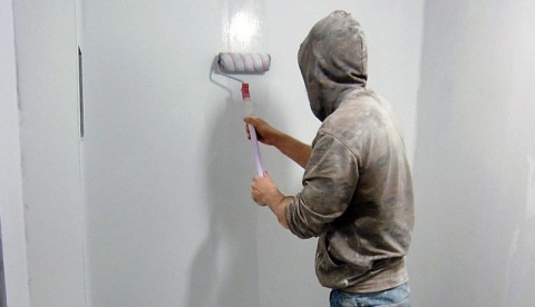 Chúng tôi làm sạch và sơn lót tường