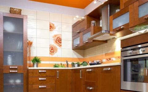 Virtuvės sienų dekoravimas plytelėmis