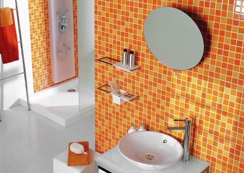 Dekorera badrummet med självhäftande tapeter