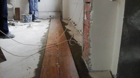 Tegels op de vloer en muren: controleer de naad met draad