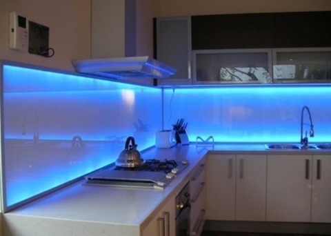 The use of glass panels in the decoration of the kitchen