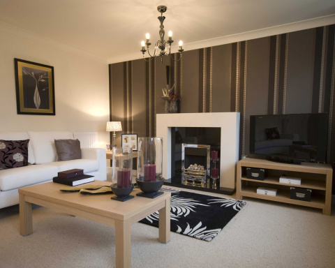 Jednoduchá kombinovaná tapeta v hale může jednoduše sloužit jako dekorace do obývacího pokoje