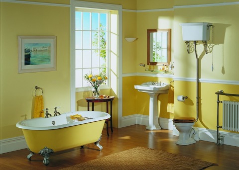 Skirtinga spalvų sodrumas vonios kambaryje