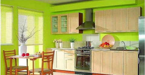 Laimo žalia virtuvės sienose