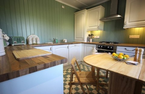 Sienelės virtuvėje atitinka kambario stiliaus spalvas