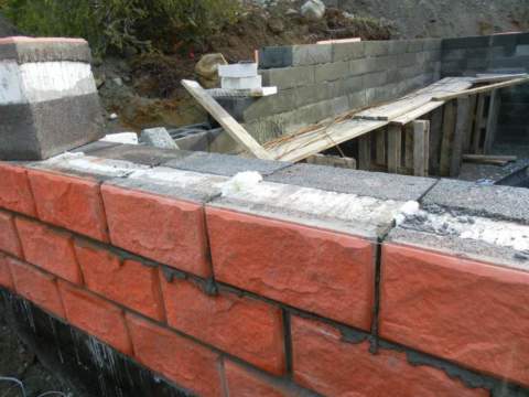 Việc xây dựng các bức tường từ các khối với bề mặt hoàn thiện