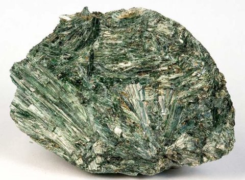 Actinolite (sejenis batu giok)