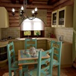 Maison en rondins: confortable cuisine de style provençal