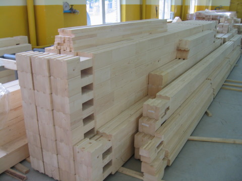 طقم لبناء منزل خشبي: يتم قطع الفراغات المرقمة إلى الحجم ، واختيار الأخاديد المتصاعدة