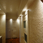 Plafond et murs du couloir dans la même palette de couleurs