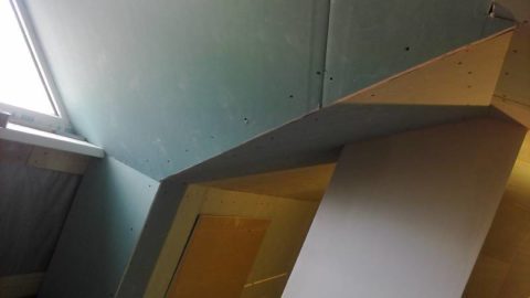 Plank attic plasterboard sa kahoy na frame
