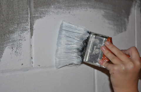 Pittura a smalto su pareti di cemento di un garage