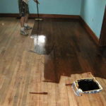 Maľovanie na drevenú podlahu je dobre udržiavané a vizuálne dokonale ploché.