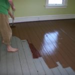 Šokolādes krāsas grīdas segums