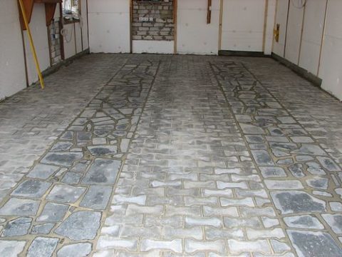Slag-metalplader på gulvet i garagen