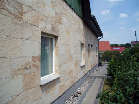 Фасада украшена каменим тапетама