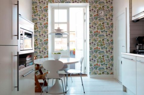 Mur d'accent dans la cuisine, tapissé de papier peint en vinyle