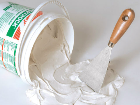 Le mastic acrylique blanc ne se détachera pas contre un mur de la même couleur