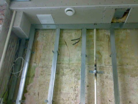 Paip gas di dapur tersembunyi di bawah drywall drywall