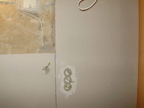 Cloison sèche collée au mur principal
