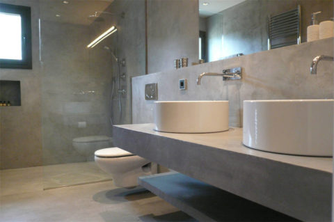 Interior de un baño con paredes enlucidas