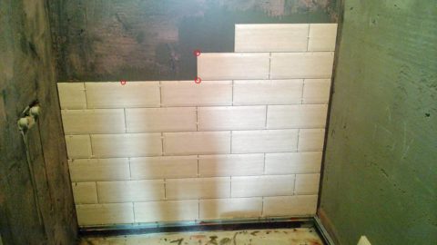 Ceramic tile laying on the walls: align the corners