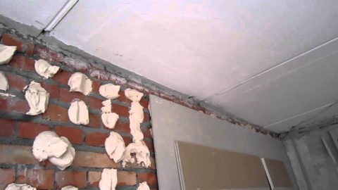 Glue is best applied to the wall: a sheet of drywall and without it has a solid weight