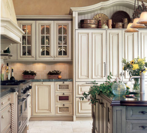 Cozinha em estilo provençal em cores suaves