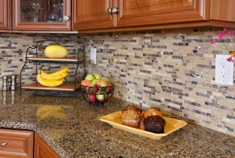 Kertas dinding yang boleh dicuci boleh digunakan sebagai apron dapur