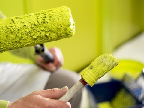 Fotoğrafta - boyama araçları: köşeler için fırça ve duvar uçakları için bir rulo