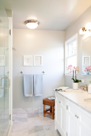 Nuotrauka aiškiai parodo, kaip erdvus atrodo baltas vonios kambarys.