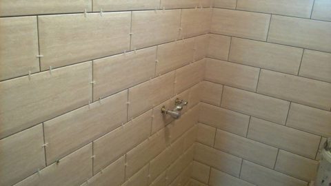 Keramische tegels in de badkamer