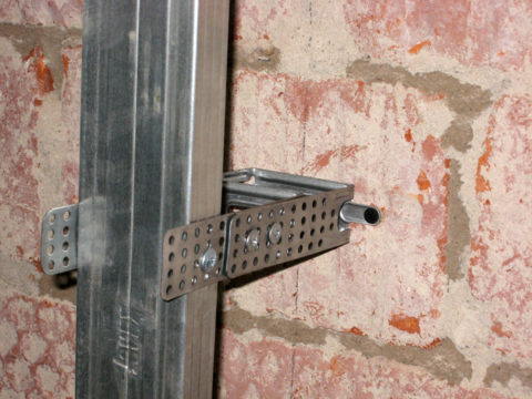 A distância entre a parede principal e a caixa pode ser aumentada conectando as suspensões em pares