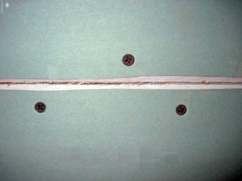 Klobúky zapustené milimetrom vzhľadom na povrch plachty