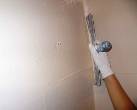 Masillando las paredes con masilla de yeso