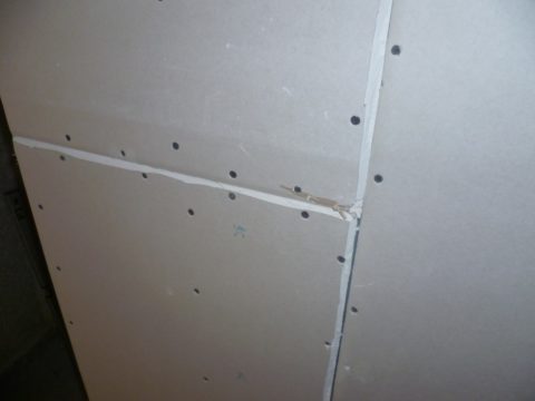 Mga seams sa pagitan ng mga katabing sheet ng drywall