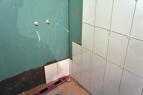 Dinding antara dapur dan bilik mandi dilapisi dengan GKL tahan kelembapan