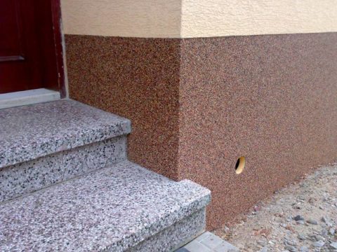 Gabungan langkah-langkah konkrit dan plaster mineral kasar yang berjaya di tingkat bawah bangunan
