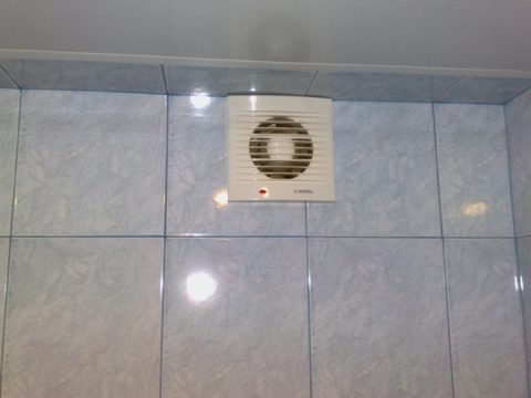Afzuigventilator in de badkamer